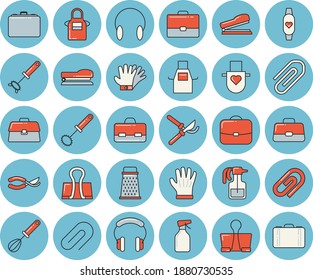 Juego de íconos de color azul delgado - vectores planos de delantal, whisk, grater, pulverizador, secateurs, guantes, estuche, maletín, clip, grapadora, pulsera de fitness, aglutinante, auricular