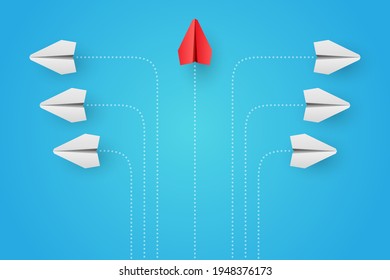 Piensen diferente - concepto de individualidad. El avión de papel rojo, único y único líder, vuela a un lado. Ilustración del vector 
