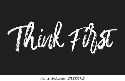 pensemos primero tipografía retro de texto en blanco chalk y frase caligráfica aislada en el fondo negro  