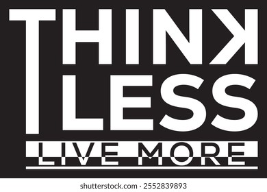 Das T-Shirt-Logo "Think Less, Live More" verkörpert ein minimalistisches, aber kühnes Design mit moderner Typografie und klaren Linien. Es ruft Achtsamkeit und Spontaneität hervor, perfekt für einen zeitgenössischen Lebensstil.