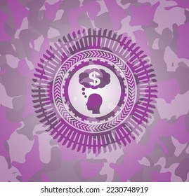 pensar en ícono de dinero dentro del emblema de camo rosa y morado. 