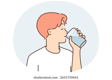 O homem da sede bebe água de um vidro transparente, querendo refrescar-se depois de caminhar por uma rua quente. O cara sacia a sede com coquetel de gelo desfrutando de bebida alcoólica ou refrigerante