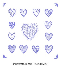 Trece corazones dibujados con la mano azul claro. Excelente para la escritura y la decoración.
