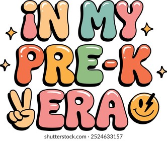 Este diseño presenta letras de burbujas coloridas y juguetonas que deletrean "EN MI ERA PRE-K" con un signo de paz y una cara sonriente, evocando un ambiente divertido y alegre.