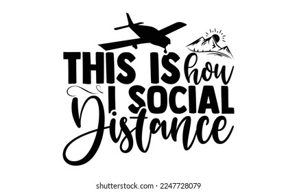 So kann ich Social Distance - Pilot T-Shirt Design, EPS und SVG Dateien zum Schneiden, Beutel, Becher, Karte, Vektorgrafik mit handgezeichneten Buchstaben Anführungszeichen zum Geocaching. Coole Phrasen für Druck und