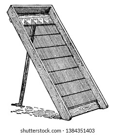 Diese Illustration stellt Sand Screen dar, mit dem Steinsteine und Muscheln aus Sand, Vintage-Linien-Zeichnung oder Graviergrafik ausgetauscht wurden.