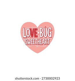 Dieses Bild zeigt ein hellrosa Herz, das auf weißem Hintergrund zentriert ist. Im Innern des Herzens ist der Satz "LOVE BUG SWEETHEART" in einer stilisierten, spielerischen Schriftart geschrieben. "LOVE BUG" erscheint in großen, fetten Buchstaben (rot und weiß), während "SWEETHEART" kleiner und weiß ist, darunter positioniert. Das Design ähnelt einem Aufkleber oder einer Grußkarte zum Valentinstag.