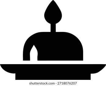 Dieses Bild zeigt eine Silhouette eines Kuchens mit einer einzigen Kerze auf der Oberseite, auf einer Platte platziert. Das Bild ist auf transparentem Hintergrund eingestellt, sodass es für verschiedene Designanwendungen geeignet ist. Der Kuchen und der Teller sind schwarz dargestellt, wodurch ein starker Kontrast zum weißen Hintergrund entsteht.