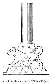 Esta imagen muestra el pilar. Este pilar está situado en la parte posterior del león. La mitad derecha del pilar está llena de sombras, dibujos de líneas vintage o ilustración de grabado.