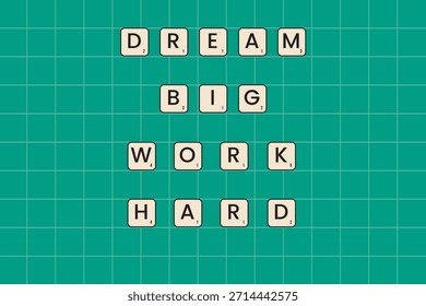 Dieses Bild zeigt Kacheln im Scrabble-Stil, die den Satz "DREAM BIG WORK HARD" auf grünem Gitterhintergrund bilden. Das klare Layout und die fetten Buchstaben schaffen eine motivierende Botschaft über Ehrgeiz und Anstrengung.