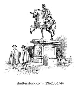 Esta imagen muestra la estatua de Marco Aurelio. Hay dos personas frente a la estatua y una está sentada cerca de la estatua, el dibujo de la línea vintage o la ilustración grabadora.