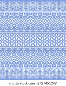 Dieses Bild zeigt ein traditionelles geometrisches Textilmuster mit sich wiederholenden Diamantmotiven und ornamentalen Rändern in Weiß auf weichblauem Hintergrund. Das Design ähnelt dem pixelförmigen Weben oder der Kreuzstich-Stickerei, inspiriert von südostasiatischen oder thailändischen Stoffmustern. Das Layout ist symmetrisch und nahtlos, sodass es für den Stoffdruck, Mode, dekorative Hintergründe und kulturelle Designprojekte geeignet ist.