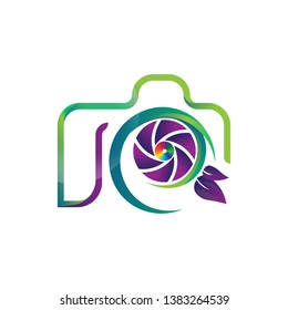 This logo Naturalis with the color aperture and wheel as the center of attention, with leaves that make it look very friendly with nature and technology.