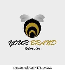 Das ist ein Logo mit einem Bild einer Biene, die von hinten sichtbar ist. Kann auf Lebensmittelunternehmen oder Anwendungssymbole angewendet werden oder kann mit vielen geschäftlichen Bedürfnissen in anderen Bereichen entwickelt werden.