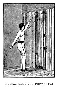Este é um homem que está se exercitando com as polias altas usadas para peito e braços. Esta é outra maneira de fazer exercício, vintage linha de desenho ou gravura ilustração.