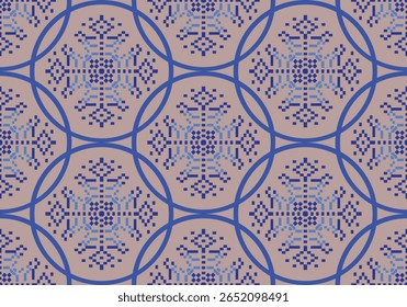 Este padrão têxtil usa tons azuis em um design de pixel simétrico em um fundo bege. As formas geométricas formam motivos semelhantes a flocos de neve, emoldurados por linhas circulares de interseção em azul profundo.