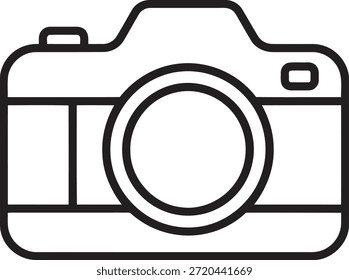 Dieses Vektorsymbol zeigt eine Kamera im minimalistischen Stil mit einem einfachen, flachen Design. Die Kamera ist in einer nach vorne gerichteten Perspektive mit sauberen, glatten Linien dargestellt. Das Symbol ist monochromatisch und verwendet eine Farbe für die Kontur und Füllung. Der Kameragehäuse ist rechteckig mit einem kreisförmigen Objektiv in der Mitte und einem kleinen rechteckigen Sucher auf der Oberseite. Das Icon soll Fotografie oder kamerabezogene Konzepte auf saubere und moderne Weise darstellen.