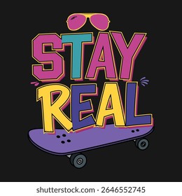 Este gráfico vibrante apresenta letras arrojadas que dizem Stay Real acima de um skate roxo e óculos de sol cor-de-rosa. É ideal para cartazes de camisetas e conteúdo de mídia social visando um jovem