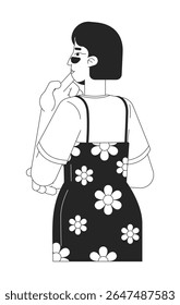 Mulher asiática pensativa em vestido floral esfregando queixo 2D personagem linha. Menina chinesa com cabelo bob e vestido deslizante sobre T ponderando isolada vetor tinta contorno pessoa. Ilustração de ponto monocromático
