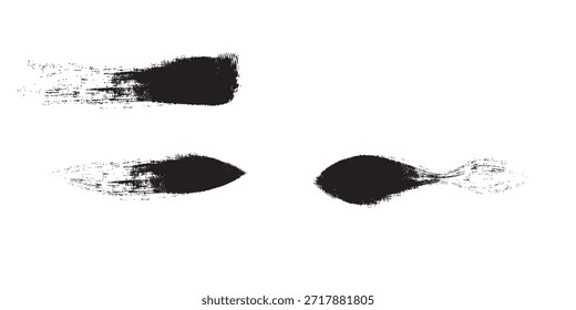 Tres pinceladas negras abstractas con un efecto texturizado y manchado sobre un fondo blanco limpio.