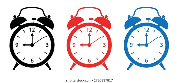 Tres relojes de alarma en diferentes colores sobre fondo blanco