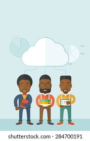 Tres hombres negros parados bajo la nube sujetando archivos de libros, cuaderno y tableta listos para su presentación de negocios. Un estilo contemporáneo con una paleta pastel y un fondo suave de tonos azules con