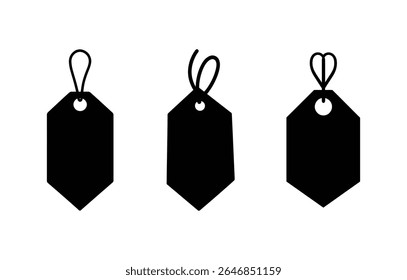 Tres iconos vectoriales negros representan diferentes etiquetas de venta al por menor colgando por varios bucles de cadena contra un fondo blanco, perfecto para promociones de Precio o venta.