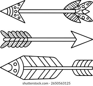 Três ilustrações em preto e branco de setas tribais com padrões decorativos em seus fletching e pontas de seta.