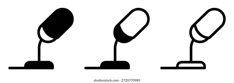 Tres iconos de micrófono en blanco y negro en los soportes, conjunto de iconos de micrófono. Iconos de micrófono. Iconos de podcast, reconocimiento de voz y grabación. Ilustración vectorial.