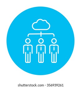 Tres empresarios vinculados con un icono de la línea de nube para web, móvil e infografía. Icono de blanco vector en el círculo azul claro aislado en fondo blanco.