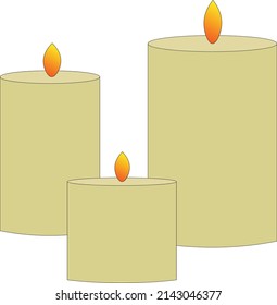 Se están quemando tres velas. Grandes velas. Velas perfumadas