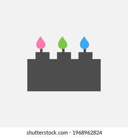 tres velas con llamas de colores sobre un soporte en forma de lego. se puede usar el patrón