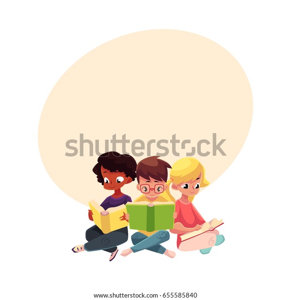 3人の子ども 男の子と女の子 脚を組んで座った面白い本 テキスト用のスペースを持つ漫画のベクターイラストを読む 子供 男の子と女の子 白人と黒人 本を読む のベクター画像素材 ロイヤリティフリー