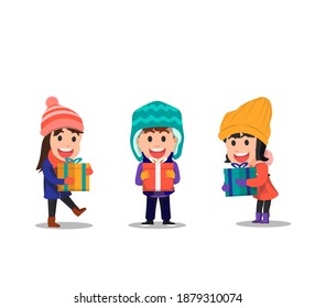 tres niños sosteniendo cajas de regalo con ropa de invierno