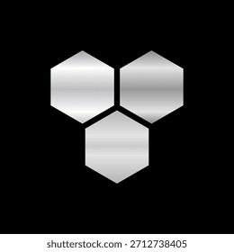 Drei farbige, metallische, silberne Sechsecke, die in einem dreieckigen Haufen auf schwarzem Hintergrund angeordnet sind, schaffen ein modernes geometrisches Design.
