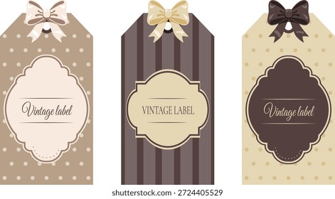 Tres elegantes etiquetas de regalo de papel en estilo vintage con arcos, marcos adornados y fondos estampados en colores marrón y beige.