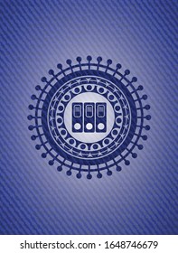icono de tres carpetas dentro de la placa con fondo de denim