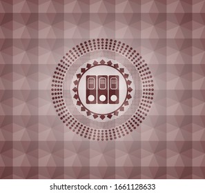 icono de tres carpetas dentro de una insignia roja transparente con fondo de patrón geométrico.