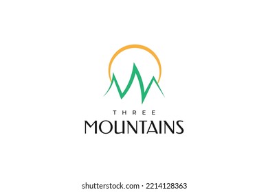 Logo de Tres Montañas Verdes con el Sol superior. Ilustración mínima de las montañas para el logotipo de la industria del turismo, el campo y el complejo turístico
