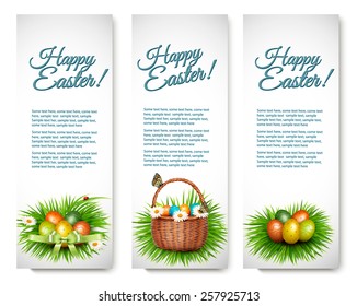 Drei glückliche Osterbanner mit Ostereiern in einem Korb und Gras. Vektorgrafik.