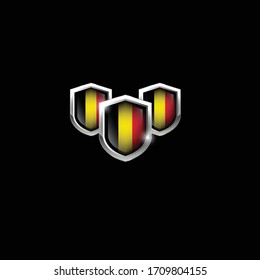drei metallische Schilde mit belgischen Flaggen.Belgien geschützte Schilde.