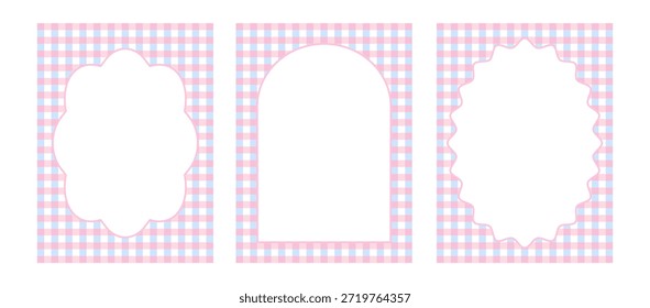 Drei pastellfarbene Gingham-Kartenvorlagen mit weißen ornierten Rahmen. Ideal für Einladungen zu Babyduschen, Kindergartendekoration oder Grußkartendesigns.