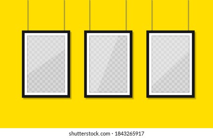 Tres realistas interiores modernos en blanco negro vertical A4 marco de afiche de madera colgado sobre las cuerdas en la pared amarilla maquillada. Plantilla de diseño de marcos de póster vacíos para la recolección. Ilustración vectorial eps 10