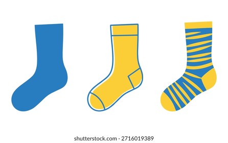 Tres calcetines en colores azul y amarillo, relleno sólido y patrones de rayas sobre fondo blanco