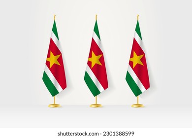 Tres banderas de Suriname en fila sobre un puesto de oro, ilustración de una conferencia de prensa y otras reuniones. Ilustración vectorial.