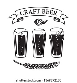 Tres tipos de vidrio tipo cerveza:  agitador de tambor tradicional, pinturas de tulipano y nónicas. Banner de cinta de época con texto Cerveza nata, cono de lúpulo, cebada, oído de trigo. Ilustración vectorial aislada dibujada a mano.