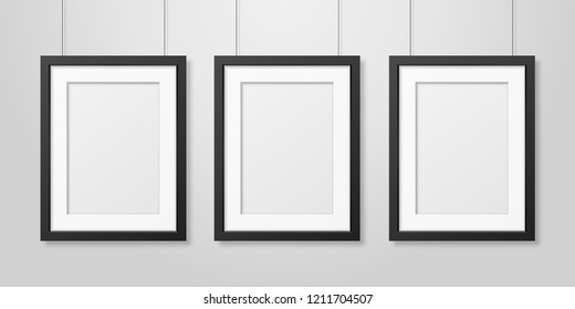 Tres Vectores Realistas de Interior Negro Blank Vertical A4 Cuadro de imagen de carteles de madera A4 Colgado en las cuerdas de la maqueta de la pared blanca. Plantilla de diseño de marcos de póster vacíos para la presentación y la copia de seguridad