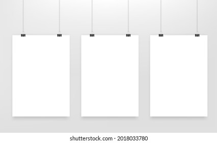 Tres listas blancas de papel A4 colgadas en la pared