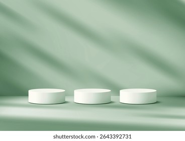 três pódios cilíndricos brancos estão em uma superfície verde clara, banhados em luz natural com sombras sutis, maquete de exposição de produto sereno e elegante para apresentações de showroom ou varejo