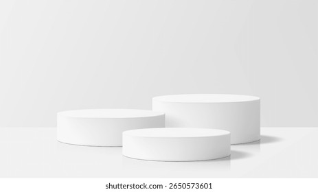Tres soportes cilíndricos blancos de la exhibición del producto en una superficie reflexiva. Sala de exposición neutral minimalista. Maqueta de presentación para cosméticos.